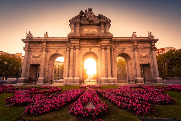 "Puerta de Alcalá" / Puerta de Alcalá en el centro de Madrid, España.