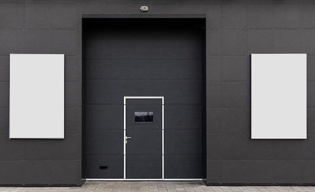 Puerta de almacén, espacio publicitario. estandarte blanco oscuro