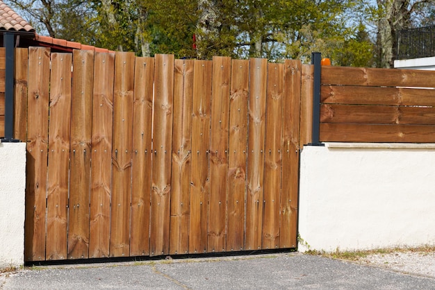 Puerta alta de madera marrón, casa privada, suburbio, portal de madera, puerta de acceso a la casa