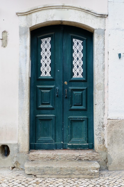 Puerta anticuada en la calle de Lisboa, Portugal