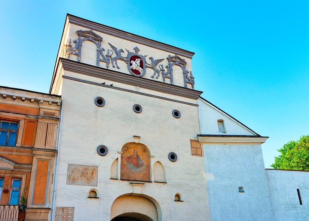 Puerta antigua del amanecer en la ciudad vieja, Vilnius, Lituania. tonificado