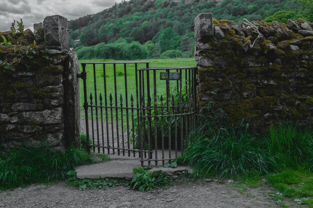 Puerta antigua cerca de las colinas en Inglaterra