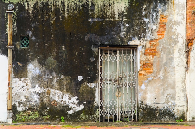 Puerta antigua cerrada y olvidada