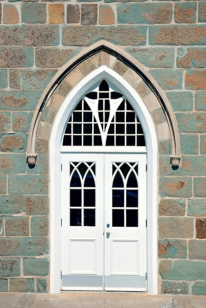 Puerta antigua del edificio viejo en la ciudad de Quebec