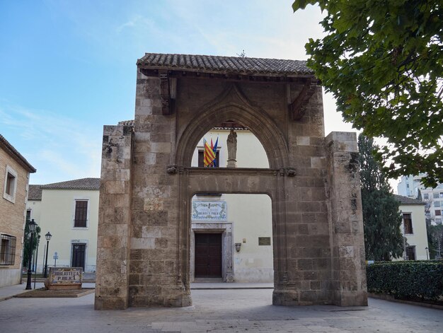 Foto puerta antigua del hospital provincial de la ciudad de valencia