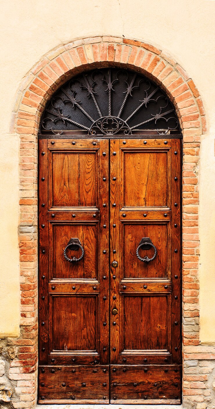 Foto puerta antigua de madera marrón en el centro de san gimignano.