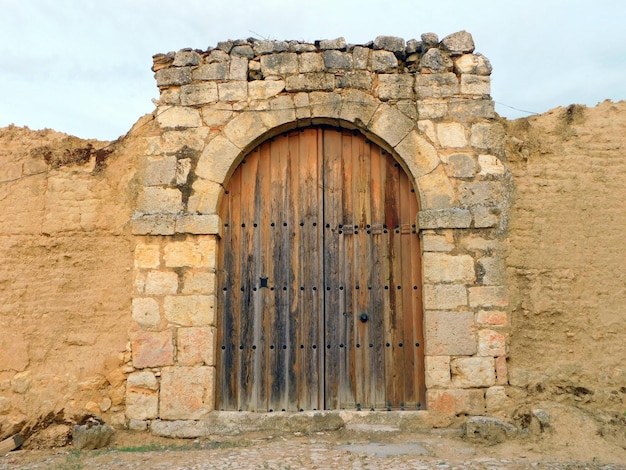 Foto puerta antigua en un pueblo rural de valladolid