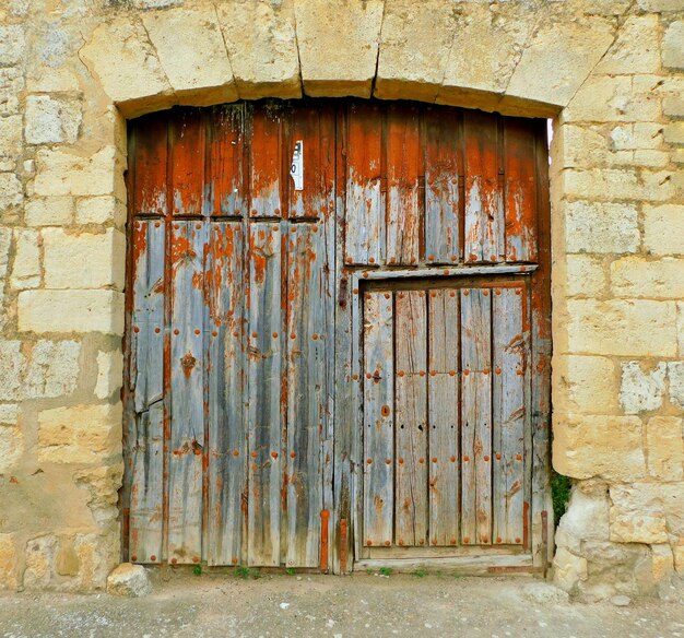 Foto puerta antigua en un pueblo de uruenia