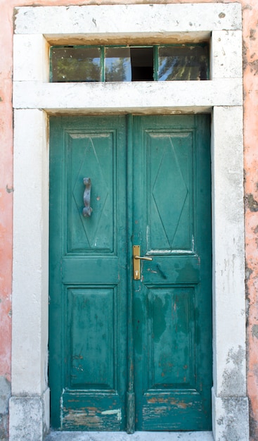 Foto puerta antigua tradicional de korcula