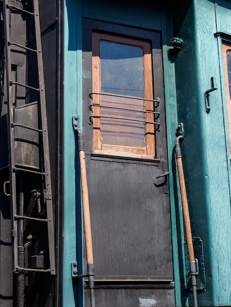 Puerta de un antiguo vagón de tren.