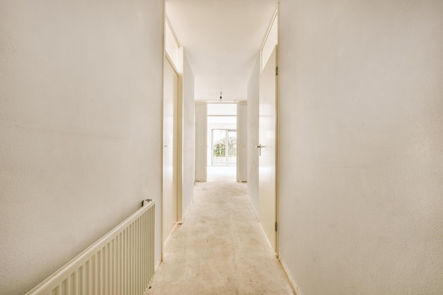 Puerta de apartamento moderno con paredes blancas y suelo de parquet