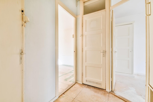 Puerta de apartamento moderno con paredes blancas y suelo de parquet