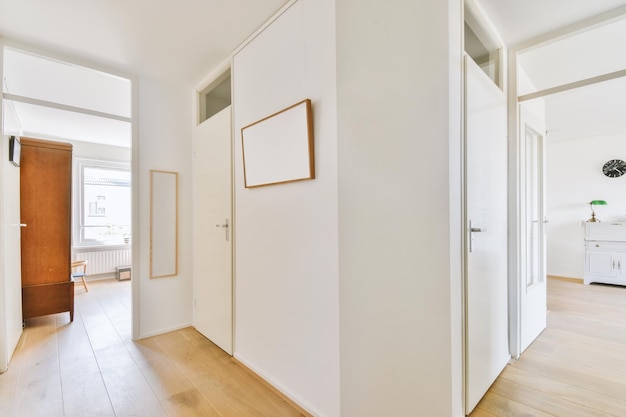 Puerta de apartamento moderno con paredes blancas y suelo de parquet