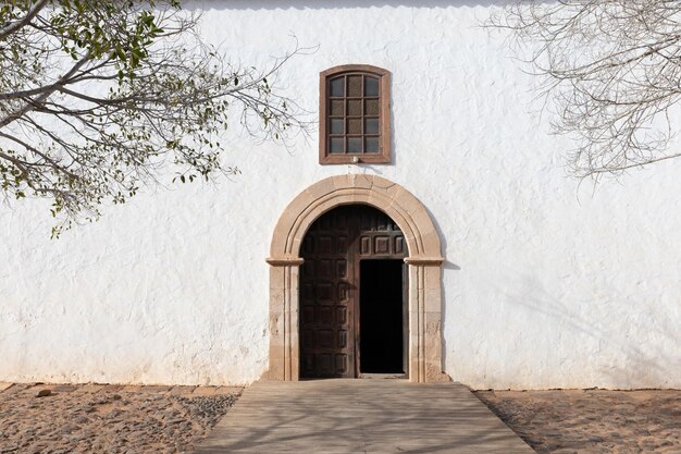 Puerta de arco redondo de la iglesia católica tetir, Fuerteventura