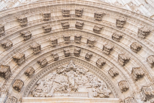 Puerta de la Asunción de la Catedral de Sevilla en España