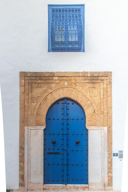 Puerta azul de la arquitectura tradicional del pueblo costero de Sidi Bou Said en Túnez en África