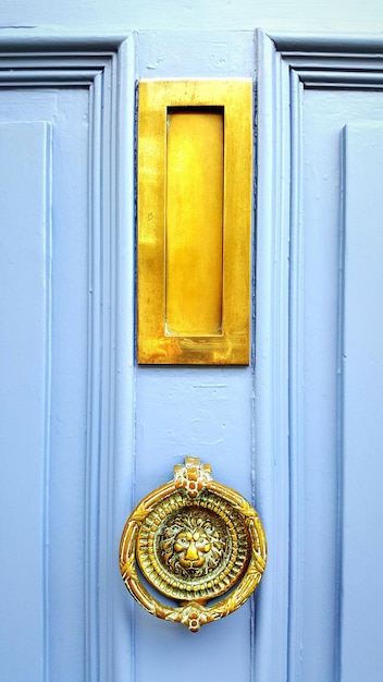 Foto puerta azul con buzón