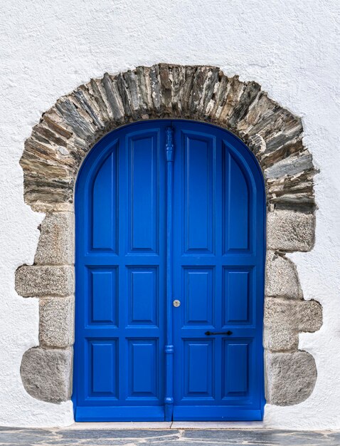 Foto puerta azul cerrada