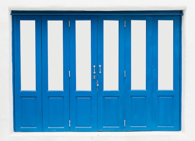 Puerta azul en pared blanca