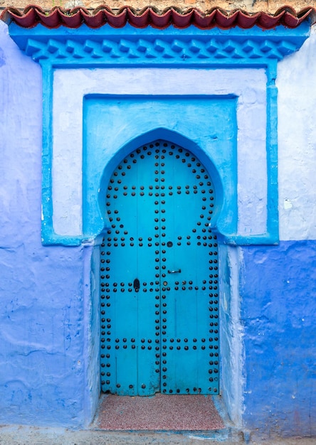 Puerta azul vieja en la calle en Chefchaouen
