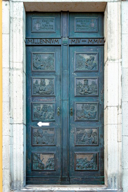 Foto puerta de la basílica de san juan apóstol y evangelista san miguel y la inmaculada concepción foto de alta calidad