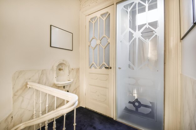 Puerta blanca y cristal con lavabo pequeño