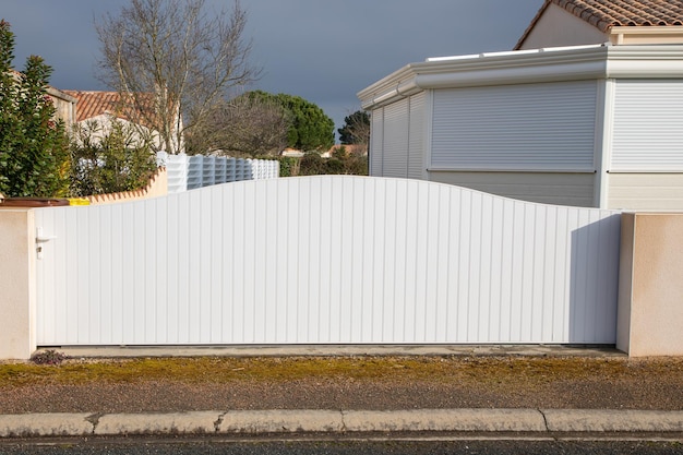 Puerta blanca de pvc, puerta clásica para apartamento, puerta de plástico, portal de listones, entrada de jardín de la casa