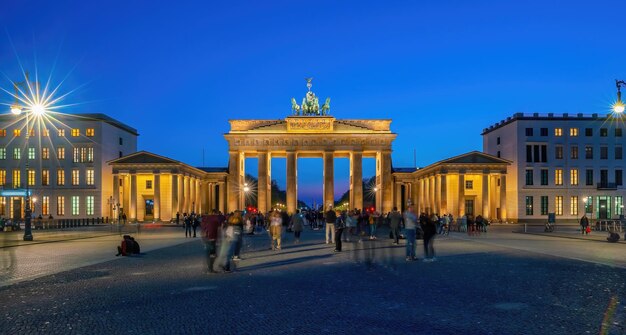 La puerta de Brandenburgo en el centro de Berlín, Alemania