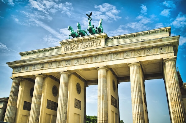 Puerta de brandenburgo en el centro de berlín