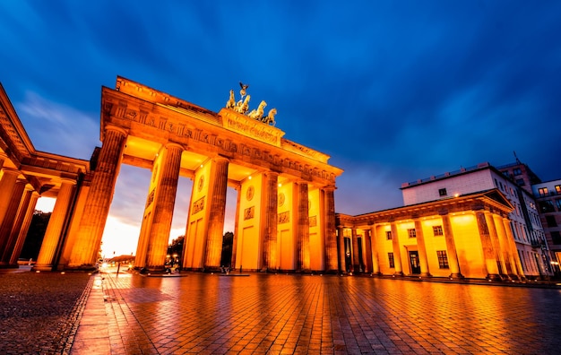 Puerta de Brandenburgo iluminada por luces