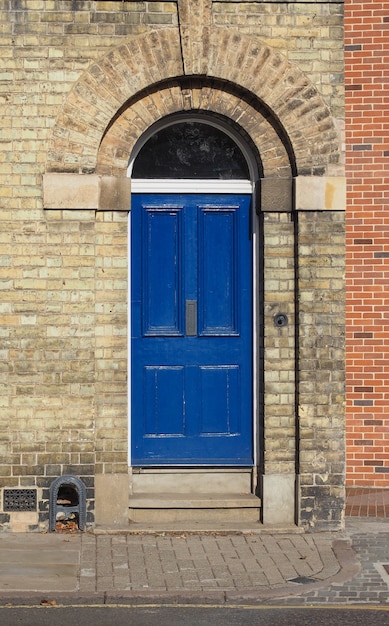 Puerta británica tradicional azul