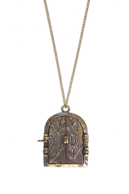 Una puerta de bronce con un árbol dentro.