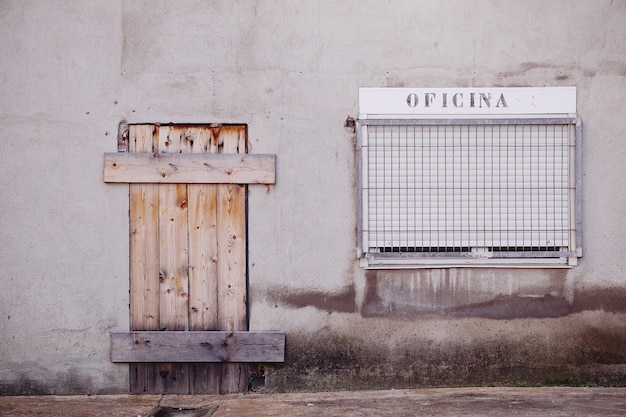 Puerta en la calle