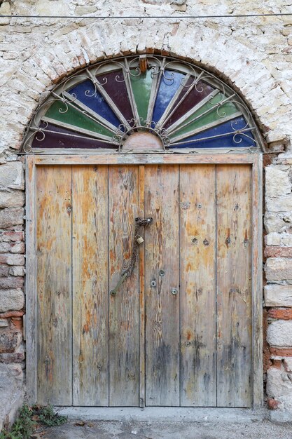 Puerta de una casa antigua en el distrito de Trilye Bursa Turquía