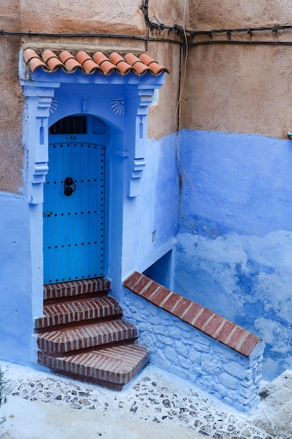 Puerta de una casa en Chefchaouen Marruecos