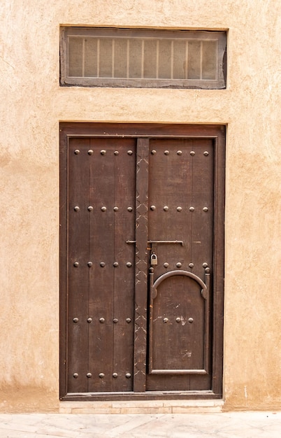 Puerta de la casa tradicional en el viejo Dubai