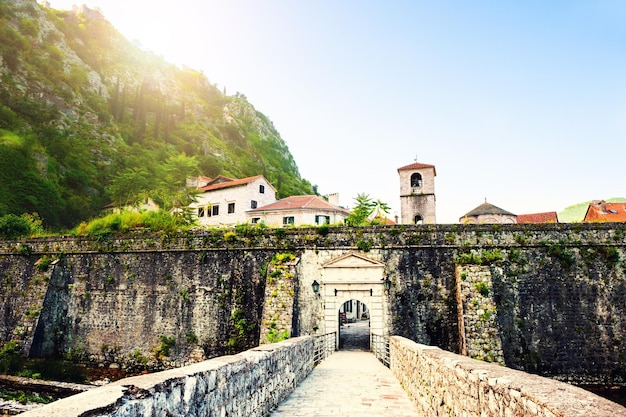 Puerta del casco antiguo de Kotor, Montenegro. Paisaje de verano. Destino de viaje famoso.