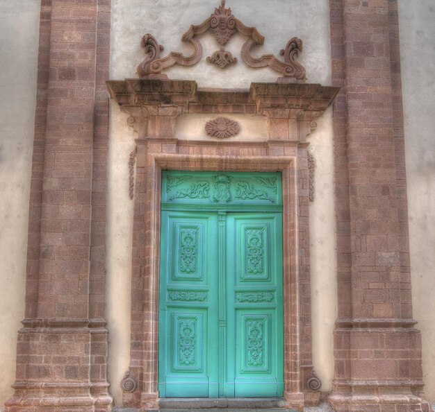 Puerta de catedral en Bosa Processed para efecto de mapeo de tonos hdr