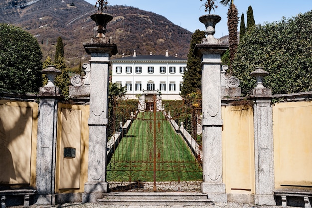 Puerta central de metal con estatuas en frente de la antigua villa de como italia