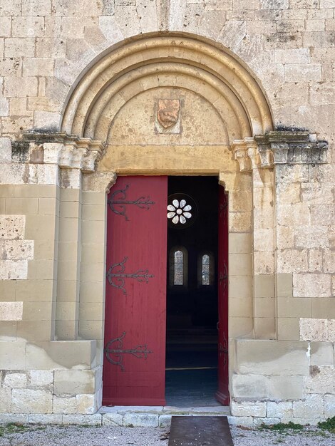 Foto puerta cerrada de un edificio antiguo