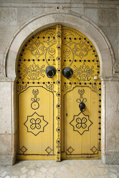 Foto puerta cerrada de un edificio antiguo