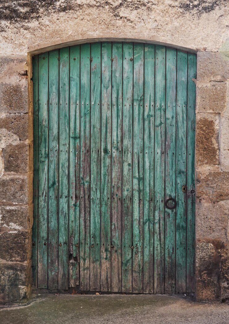 Foto puerta cerrada de un edificio antiguo