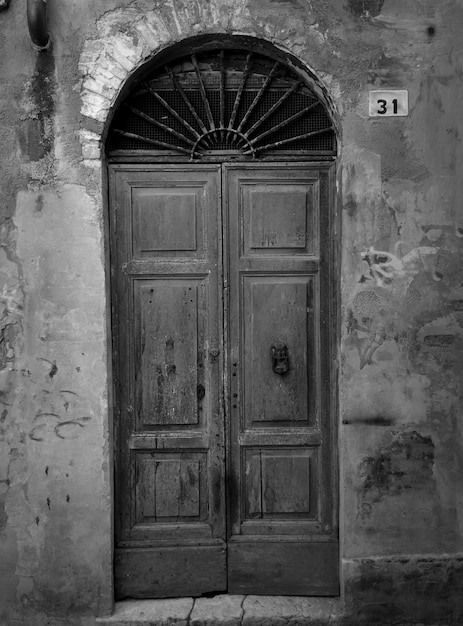 Puerta cerrada de un edificio antiguo