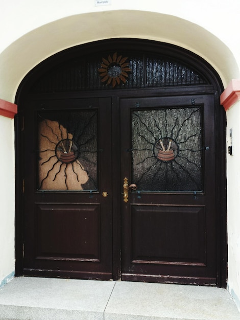 Foto puerta cerrada de un edificio antiguo