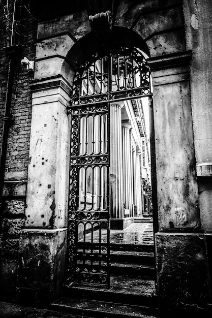 Puerta cerrada de un edificio antiguo