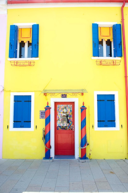 Foto puerta cerrada de un edificio en una calle de la ciudad