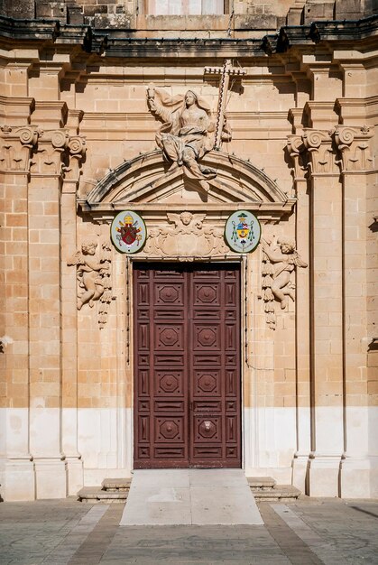 Foto puerta cerrada de un edificio histórico