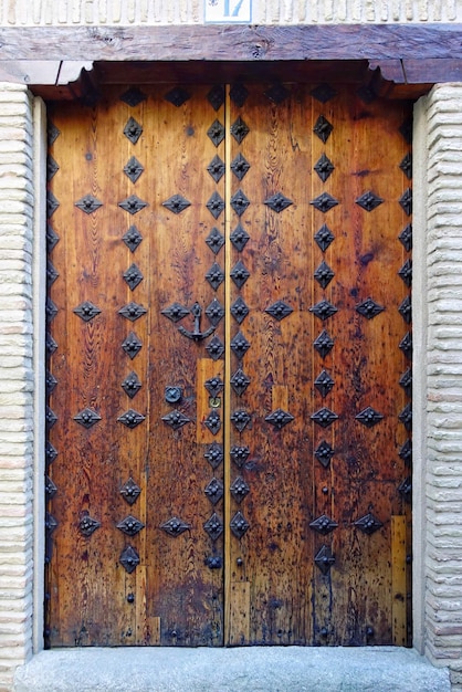 Puerta cerrada de un edificio viejo