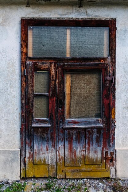 Puerta cerrada de un edificio viejo