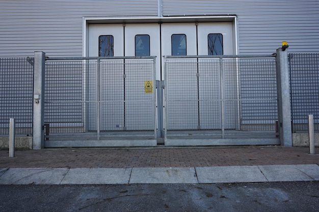 Foto puerta cerrada del edificio